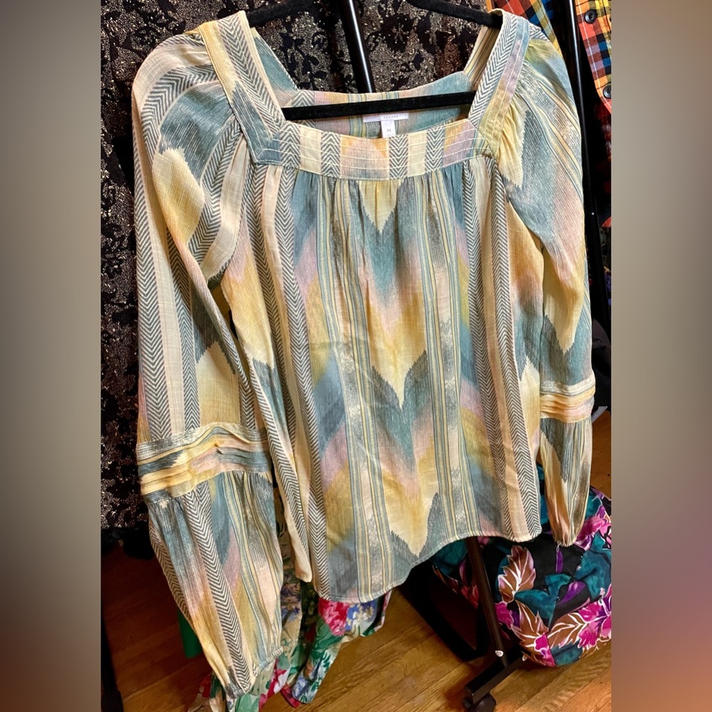 Light springy Lauren Conrad peasant top